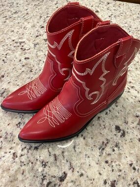 Women’s Mia Boots, Red, Size 8.5, NWOT